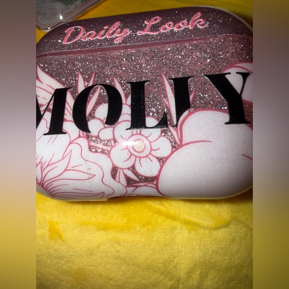 Molly Daily Look Series earphone case for AirPods Pro - Picture 3 of 7
